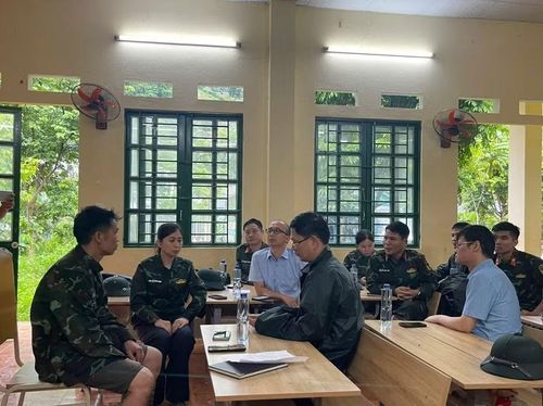 Lãnh đạo tỉnh và xã Muổi Nọi lên phương án hỗ trợ người dân vùng lũ.