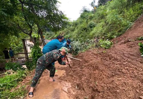 Mưa lớn gây sạt lở đất làm ách tắc giao thông tại xã Muổi Nọi.
