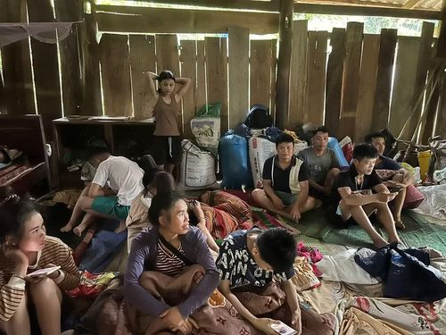 Các hộ dân ở vùng nguy cơ sạt lở đất đá được di dời đến nơi an toàn.