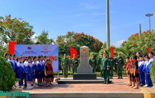 Đồn Biên phòng cửa khẩu quốc tế Lao Bảo, Bộ đội Biên phòng tỉnh Quảng Trị phối hợp với Trường Tiểu học số 2 Lao Bảo, xã Lao Bảo, tỉnh Quảng Trị tổ chức Chương trình “Tiết học biên cương” cho học sinh trên địa bàn. Ảnh: Thành Phú