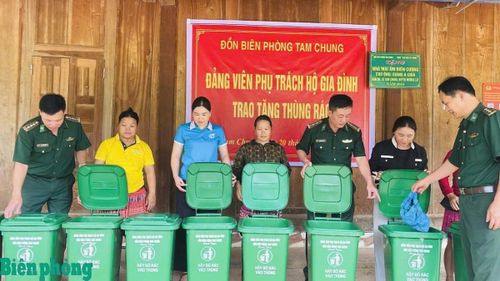 Đảng viên phụ trách hộ gia đình của Đồn Biên phòng Tam Chung, Bộ đội Biên phòng tỉnh Thanh Hóa trao tặng thùng rác cho người dân trên địa bàn, góp phần nâng cao ý thức bảo vệ môi trường. Ảnh: Đình Duyên