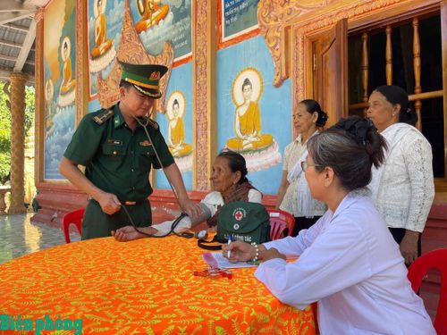 Cán bộ quân y Đồn Biên phòng Nhơn Hưng, Bộ đội Biên phòng tỉnh An Giang khám chữa bệnh, chăm sóc sức khỏe cho đồng bào Khmer trên địa bàn xã Thới Sơn. Ảnh: Phúc Nghĩa