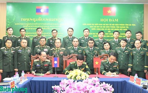 Lãnh đạo Ban Chỉ huy Bộ đội Biên phòng tỉnh Hà Tĩnh, Ban Chỉ huy Bộ đội Biên phòng tỉnh Quảng Trị (Bộ Tư lệnh Bộ đội Biên phòng Việt Nam) và Bộ Chỉ huy Quân sự tỉnh Khăm Muồn (Lào) ký kết biên bản ghi nhớ hội đàm. Ảnh: Thanh Giang