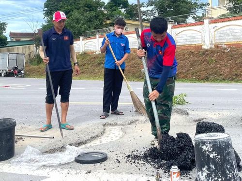 Phần nhựa đường còn dư từ các công trình được anh Lê Văn Hòa xin lại để phục vụ việc vá ổ gà miễn phí.