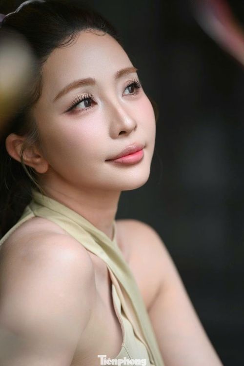 Quỳnh Nga nói hiện tại cô tập trung vào công việc kinh doanh và bận rộn với việc hoàn thiện nội thất cho ngôi nhà chung vừa mua cùng diễn viên Việt Anh. Người đẹp hài lòng với hiện tại và tự nhận mình không phải người tham vọng.