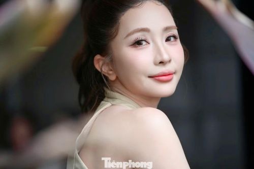 ''Những ai quen tôi sẽ biết tôi là người sống đơn giản. Nếu như tôi là người bon chen trong công việc thì có thể tôi đã có nhiều cơ hội thăng tiến trong nghệ thuật. Nhìn lại, tôi thấy mọi thứ của mình hiện tại đều ổn'', cô chia sẻ.
