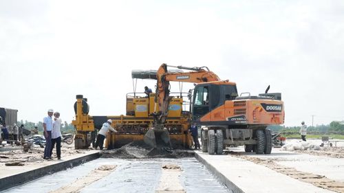 Tại gói thầu số 12 về thi công, lắp đặt thiết bị đường cất hạ cánh, đường lăn, sân đỗ máy bay, nhà thầu Trường Sơn đang thi công các lớp kết cấu mặt đường băng.