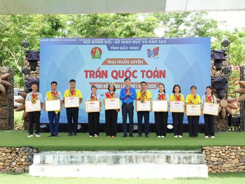 Khen thưởng các học viên trại huấn luyện.