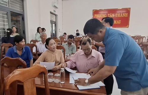 Người dân ký xác nhận đồng ý phương án hỗ trợ thiệt hại do UBND phường Tân Thành công bố.