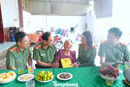 Đại tá Phạm Hữu Trường, Phó Giám đốc Công an tỉnh Nghệ An thăm, tặng quà Mẹ Việt Nam anh hùng Nguyễn Thị Năm.