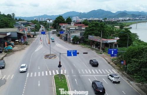 Ông Nguyễn Tiến Anh phường Hòa Bình cho biết, người dân không hiểu vì sao đến nay các cơ quan chức năng vẫn chưa thay thế các biển chỉ dẫn giao thông. Đối với người dân địa phương, việc nhận biết hướng đi có thể không quá khó khăn. Tuy nhiên, người từ nơi khác đến, đặc biệt là du khách và người nước ngoài, sẽ gặp nhiều lúng túng khi xác định lộ trình, dù có sự hỗ trợ của các ứng dụng bản đồ.