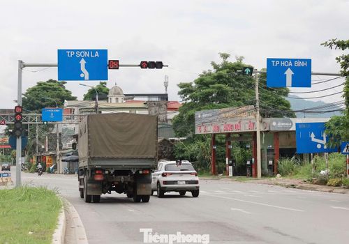  Tại nút giao giữa đường Cù Chính Lan và Quốc lộ 6, hướng đi Sơn La, các biển báo vẫn ghi TP. Sơn La và TP. Hòa Bình. 