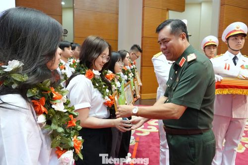 Lãnh đạo Bộ Giáo dục và Đào tạo, Ủy ban Dân số, Gia đình và Trẻ em Bộ Quốc phòng trao thưởng 135 học sinh tiêu biểu, xuất sắc.