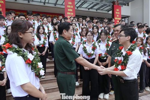 Lãnh đạo Bộ Quốc phòng trò chuyện với các học sinh tiêu biểu được vinh danh.
