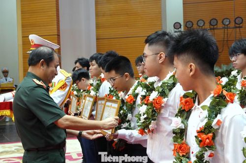 Lãnh đạo Bộ Quốc phòng, Bộ Tổng tham mưu trao Bằng khen của Bộ trưởng Bộ Quốc phòng và biểu trưng vinh danh 135 học sinh tiêu biểu, xuất sắc.