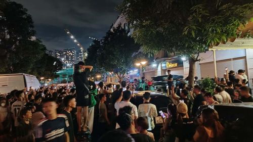 Hơn 21h cùng ngày, trước khu vực nhà Huấn Hoa Hồng vẫn đông nghịt người hiếu kỳ theo dõi sự vụ.