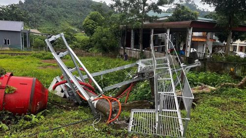Mưa lớn kéo dài, khiến trạm biến áp thôn Nà Khương, xã Xuân Giang bị sụt lún. Ảnh: Xuân Giang TV.