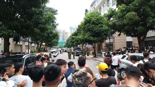 Lực lượng cảnh sát có mặt tại khu vực nhà Huấn Hoa Hồng chiều 6-8. Ảnh: Thanh Hà