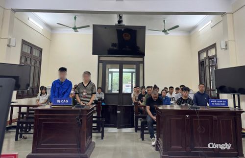 TAND khu vực 4 - Quảng Ninh mở phiên tòa xét xử hai bị cáo mua bán cần sa qua mạng xã hội. (Ảnh: TV)
