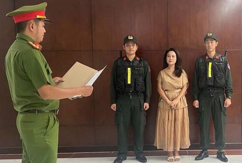 Cơ quan CSĐT Công an TPHCM tống đạt các quyết định và lệnh đối với ca sĩ Phương Diễm Huyền. Ảnh: CACC