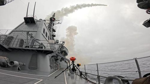 Tàu khu trục Chokai của Nhật Bản phóng tên lửa Tomahawk. Ảnh: Bộ Quốc phòng Nhật Bản