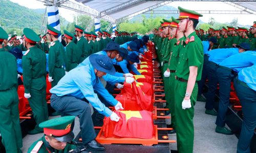Sau tìm kiếm, quy tập là lễ an táng những người đã ngã xuống trên đất Campuchia. Ảnh: Đội K90