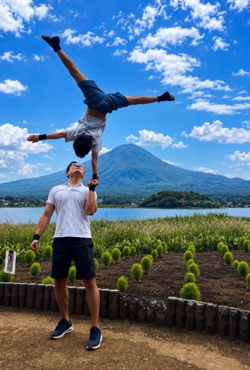 NSƯT Giang Quốc Cơ cùng con trai làm xiếc trước núi Phú Sĩ, Nhật Bản.
