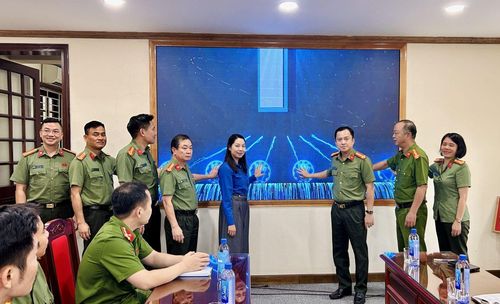 Các đại biểu thực hiện nghi thức khởi động ứng dụng "Mô phỏng phòng, chống lừa đảo". Ảnh: CATH