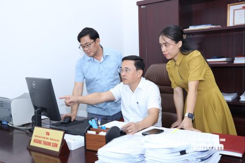 Đồng chí Hoàng Thanh Sơn (giữa) - Trưởng ban Xây dựng Đảng, phường Vinh Lộc trao đổi với cán bộ Đảng ủy phường về công tác chuyển đổi số. Ảnh: Nguyên Nguyên