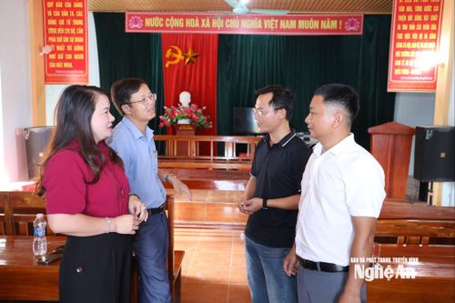Cán bộ Ban Xây dựng Đảng xã Quang Đồng trao đổi với cấp ủy chi bộ về công tác ứng dụng số ở chi bộ. Ảnh: Nguyên Nguyên