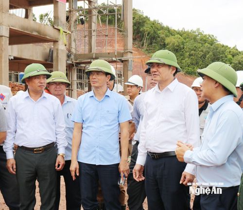 Chủ đầu tư báo cáo tiến độ xây dựng Trường Phổ thông nội trú liên cấp Tiểu học và Trung học cơ sở xã Nhôn Mai tại hiện trường với đoàn công tác. Ảnh: Nguyễn Nam