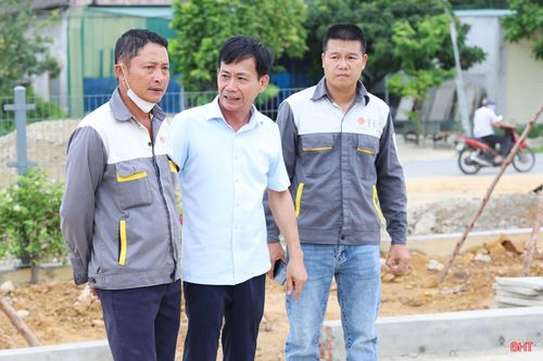 Ông Nguyễn Văn Tiền (ngoài cùng bên phải) - chỉ huy trưởng công trường, Công ty Cổ phần Đầu tư xây dựng FCI Việt Nam (TP Hà Nội) cho biết: "Chúng tôi đang bố trí tối đa nhân lực, máy móc, tổ chức thi công liên tục để bảo đảm hoàn thành công trình đúng kế hoạch. Công ty phấn đấu đến ngày 15/8 sẽ hoàn thành 3 khối nhà học chính để đưa vào lắp đặt các thiết bị, trước ngày 30/8 sẽ hoàn thành các hạng mục hạ tầng khác để bàn giao công trình, sẵn sàng cho lễ khai giảng".