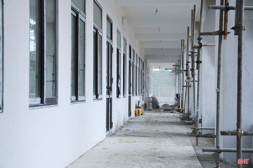 Ngôi trường với tổng mức đầu tư 140,7 tỷ đồng, quy mô 31 lớp học cùng hệ thống nhà học, nhà bộ môn, khu nội trú, nhà đa năng, nhà ăn... đang dần hiện hữu, đáp ứng nhu cầu học tập cho hơn 1.300 học sinh.