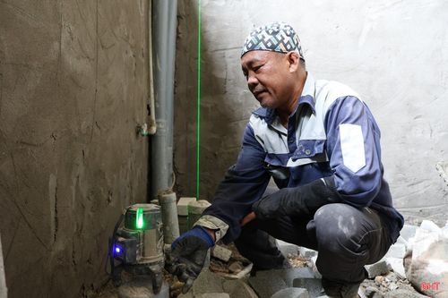 Bên trong các phòng học, các mũi thi công được bố trí đan xen, liên tục nhằm tận dụng tối đa thời gian, sớm hoàn thiện từng hạng mục theo kế hoạch.