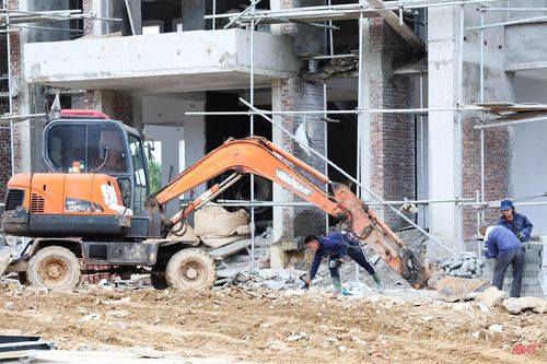 Tranh thủ thời tiết thuận lợi, các hạng mục san lấp nền, đổ bê tông lót, lát sân được đơn vị thi công tập trung triển khai nhằm bù tiến độ do thời tiết mưa kéo dài trước đó.