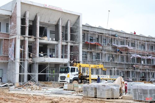Ông Vũ Song Hào - Phó Tổng Giám đốc Công ty Cổ phần Thi công cơ giới xây lắp (TP Hà Nội) chia sẻ: "Tranh thủ những lúc thời tiết thuận lợi, chúng tôi tập trung đẩy nhanh các hạng mục ngoài nhà, đồng thời triển khai hoàn thiện khu vực bên trong. Nhà thầu cũng chủ động bố trí các mũi thi công, tăng cường nhân lực, phấn đấu hoàn thành công trình đúng kế hoạch, bảo đảm chất lượng để học sinh sớm có ngôi trường khang trang trước năm học mới".