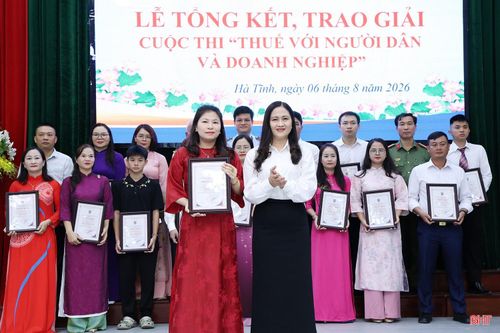 Ban Tổ chức trao giải nhất cho chị Đoàn Thị Mỹ - đại diện Công ty Cổ phần Tập đoàn Hoành Sơn (phường Bắc Hồng Lĩnh).