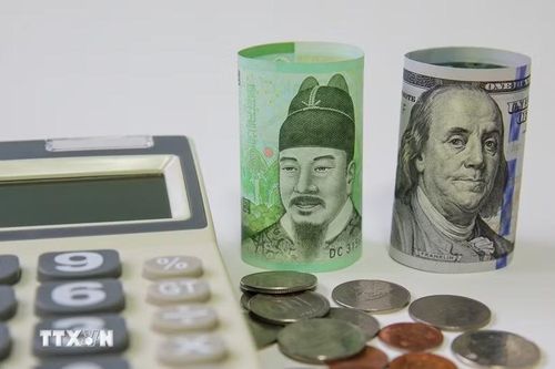 Đồng tiền giấy won của Hàn Quốc (trái) và USD tại Seoul (Hàn Quốc). (Ảnh: THX/TTXVN)