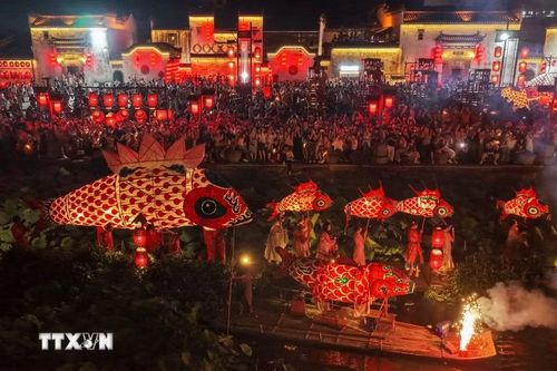 Lễ diễu hành đèn lồng cá truyền thống ở quận Huệ Châu, thành phố Hoàng Sơn, tỉnh An Huy, Trung Quốc. (Ảnh: THX/TTXVN phát)