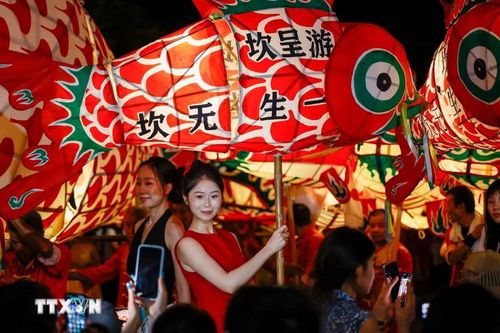 Lễ diễu hành đèn lồng cá truyền thống ở quận Huệ Châu, thành phố Hoàng Sơn, tỉnh An Huy, Trung Quốc. (Ảnh: THX/TTXVN phát)