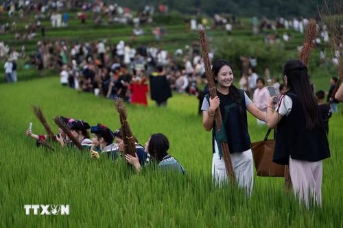 Người dân tham gia đua ngựa tại lễ hội đuốc ở tỉnh Tứ Xuyên, Trung Quốc. (Ảnh: THX/TTXVN phát)