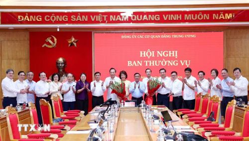 Thường trực Ban Bí thư Trần Cẩm Tú cùng các đồng chí Ban Thường vụ Đảng ủy các cơ quan Đảng Trung ương chúc mừng các đồng chí nhận nhiệm vụ mới. (Ảnh: Phương Hoa/TTXVN)