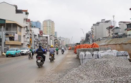 Vừa đẩy nhanh tiến độ thi công vừa tạo điều kiện cho các phương tiện di chuyển, nhằm giảm áp lực giao thông qua khu vực này. (Ảnh: Nguyễn Thắng/TTXVN)