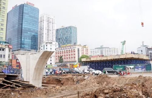 Đẩy nhanh tiến độ thi công cầu vượt tại nút giao Nguyễn Chí Thanh. (Ảnh: Nguyễn Thắng/TTXVN)