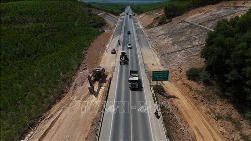 Mặt đường cao tốc Cam Lộ - La Sơn được thi công mở rộng quy mô từ 2 làn xe lên 4 làn xe hoàn chỉnh.