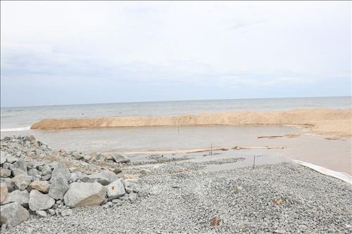Đoạn bờ biển phường Thuận An đang được xử lý sạt lở.