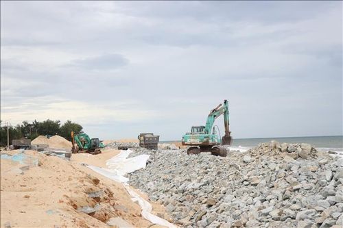 Công trường xây dựng tuyến kè bờ dọc bờ biển Thuận An.