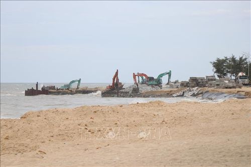 Sau khoảng 20 ngày khởi công, tuyến kè bờ đã hoàn thành khoảng 30% khối lượng.