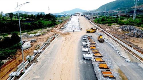 Nỗ lực thi công các hạng mục nhằm đưa Dự án Bến cảng Liên Chiểu và tuyến đường ven biển kết nối cảng tại phường Hải Vân (thành phố Đà Nẵng) về đích đúng hạn. Ảnh: Khoa Chương/TTXVN