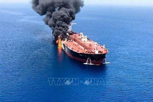 Một con tàu bị lực lượng Houthi tấn công ngoài khơi cách thành phố al-Hudaydah của Yemen khoảng 64 hải lý về phía Tây Bắc, trên Biển Đỏ. Ảnh: IRNA/TTXVN